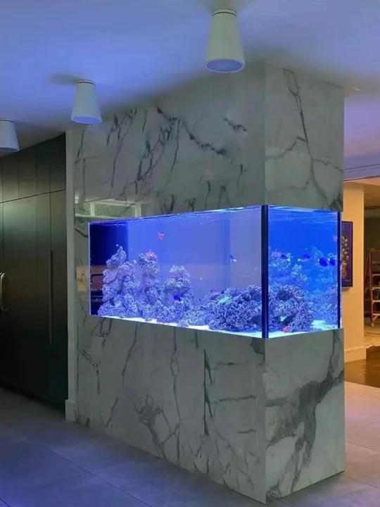 客厅镶嵌式鱼缸隔断 岩板遇上鱼缸完美结合