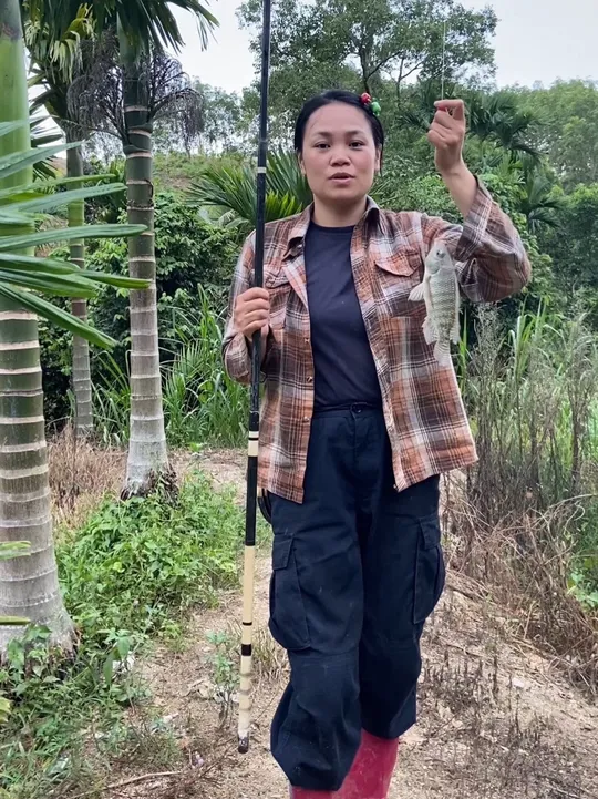 小时候用蚯蚓满穿鱼钩钓鱼,今天钓到罗非鱼准备开做!