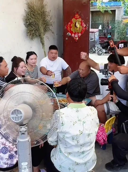 老乡们,我拍的第二部短剧《娘在家在》在抖音账号:柴鸡哥阿娇,今晚6.00上映,树欲静而风不