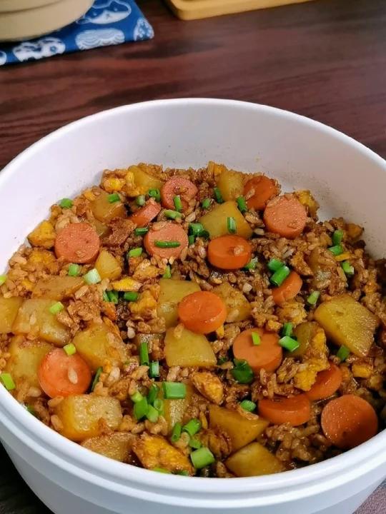 土豆火腿炒饭剩米饭这样做真的太香了