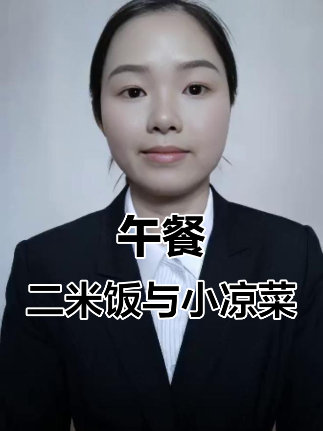 中午家常饭,大骨头炖土豆配黄瓜咸菜和咸鸭蛋