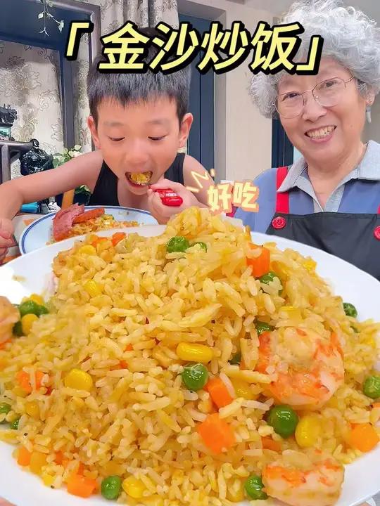 谁能拒绝这口咸蛋黄炒饭!给俩孩子当早餐百吃不腻,简直是炒饭界的第一名!咸蛋黄炒饭 蛋炒饭 