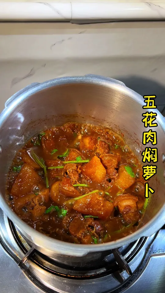 潮汕人的家常美食五花肉焖萝卜，五花肉香软可口，萝卜吸满汤汁软烂入味，超级下饭，喜欢的可以试