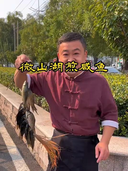 微山湖老家煎咸鱼，用家乡的煎饼一卷吃上一口忒香了
