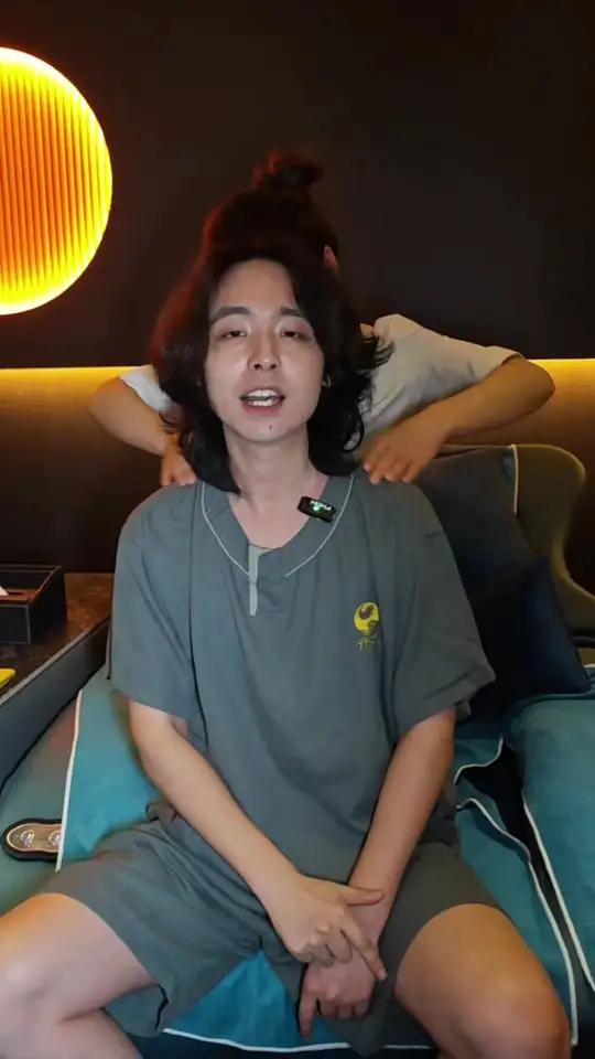 100多按70分钟,洗浴门票,汗蒸,下午场,简餐,小吃,水果,饮料都包含!全乎