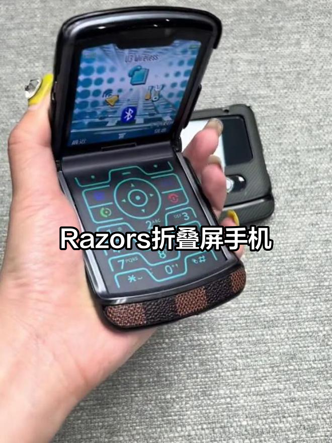 摩托罗拉Razors小刀锋折叠屏,指纹解锁超精致