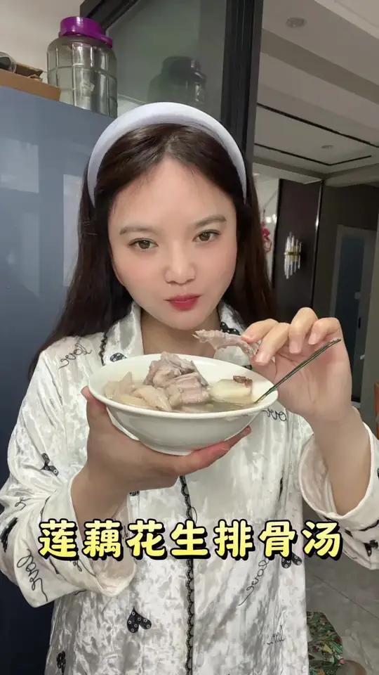 快给家人煮上一碗莲藕花生排骨汤吧!