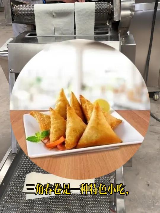 三角春卷是一种特色小吃，外皮酥脆金黄，呈三角形，内馅丰富多样，常见的有蔬菜、肉类或豆沙等。