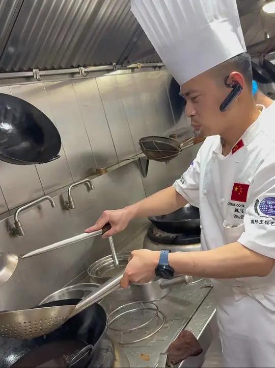 (梅干菜元宝扣肉)主料:精品五花肉辅料:梅干菜 调料:梅菜扣肉配方:生抽3两,叉烧酱5两,