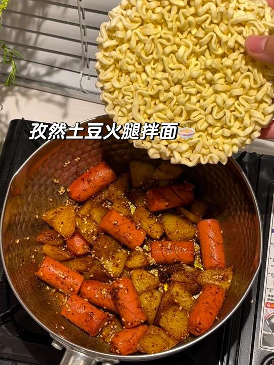 孜然土豆火腿拌面!香辣过瘾比路边摊还绝