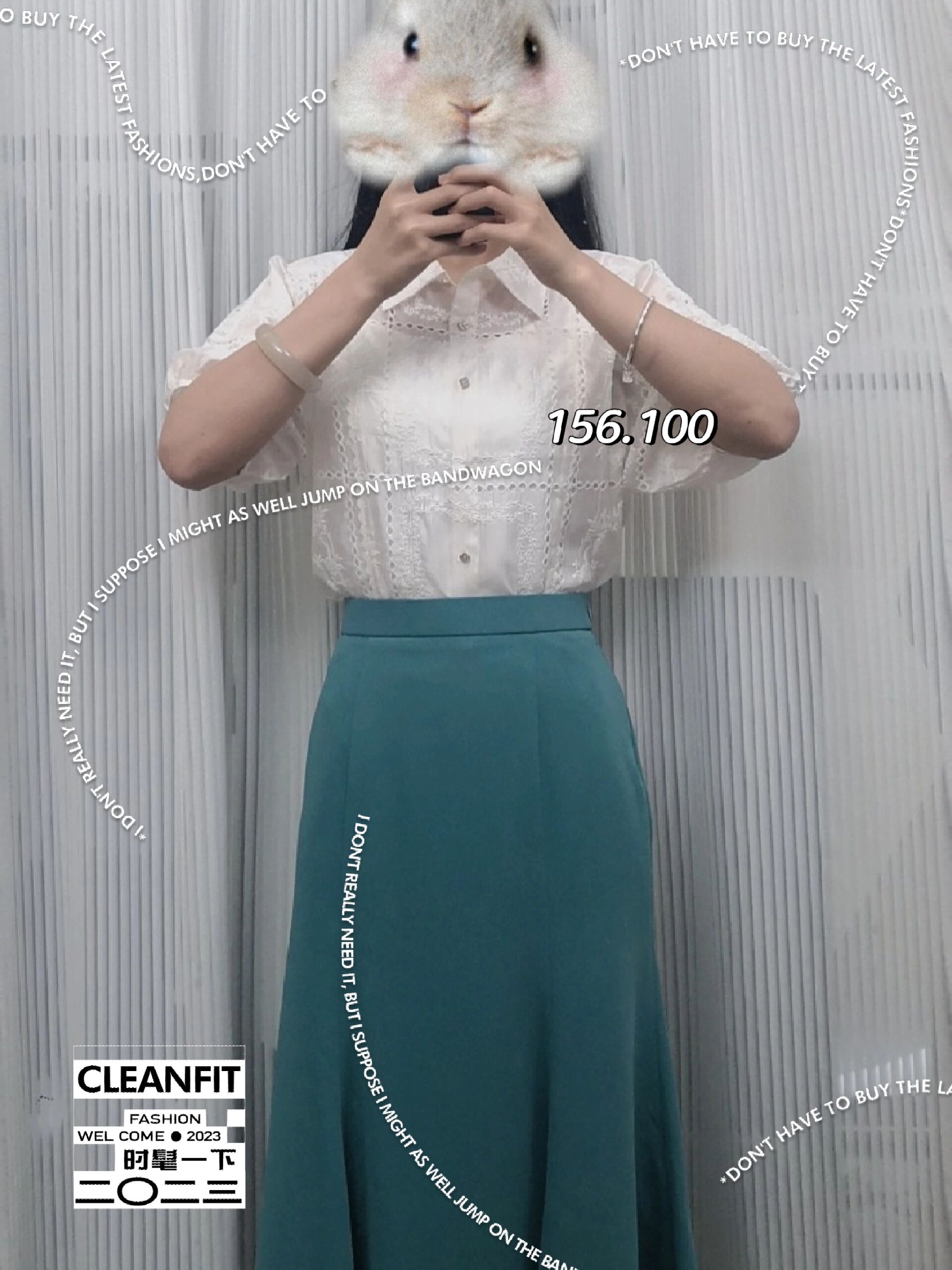 156.100蓝绿色鱼尾裙搭配什么上衣?