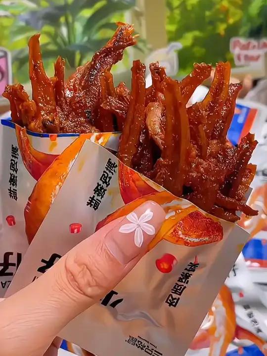真不愧是三只松鼠大品牌,每条小鱼都是掐头去尾的,处理得很干净,肉质紧实有嚼劲哇又便宜又好吃