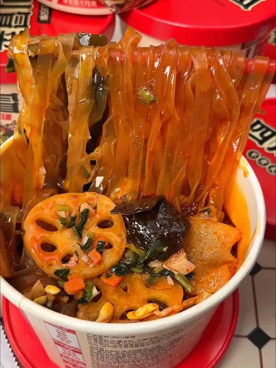 这个桶装冲泡的四川冒菜你就吃吧,九种食材,和店里吃的没啥区别,一吃一个不吱声!冒菜 好吃到