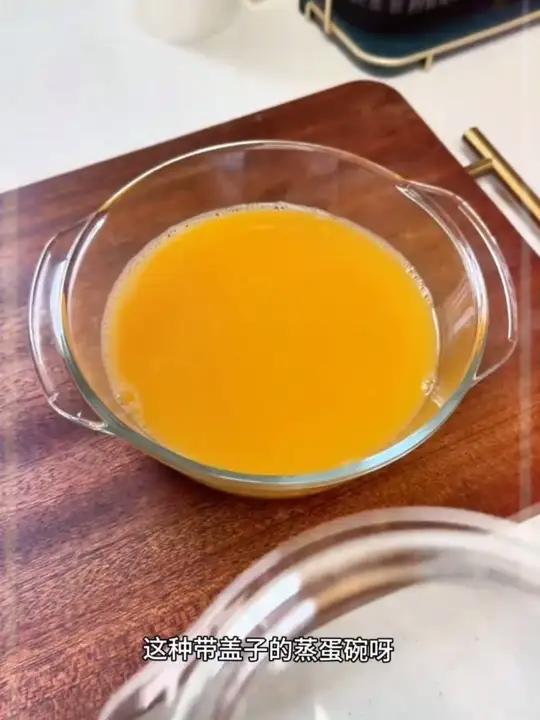 往豆腐里打入两个鸡蛋,这个做法相信很多人都没有吃过,老人孩子都爱吃豆腐蒸鸡蛋豆腐新吃法x