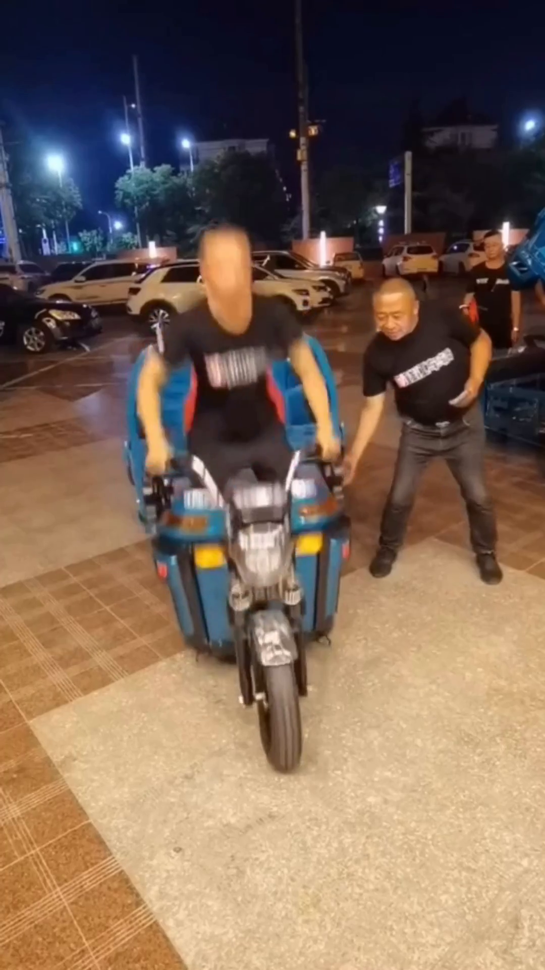 三轮车要疯了!司机边开边啃肉夹馍的西安