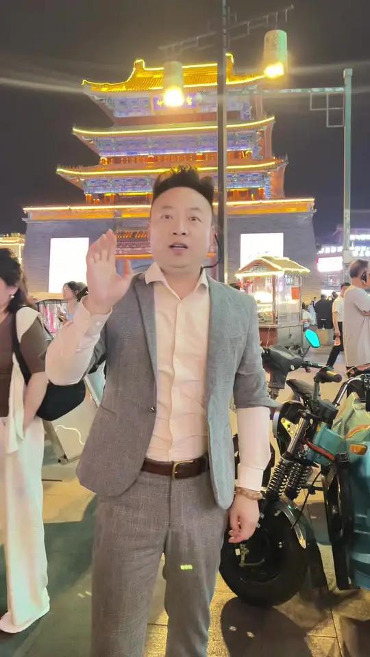 开封鼓楼夜市 不求多好吃 只求打个卡#新野辫哥