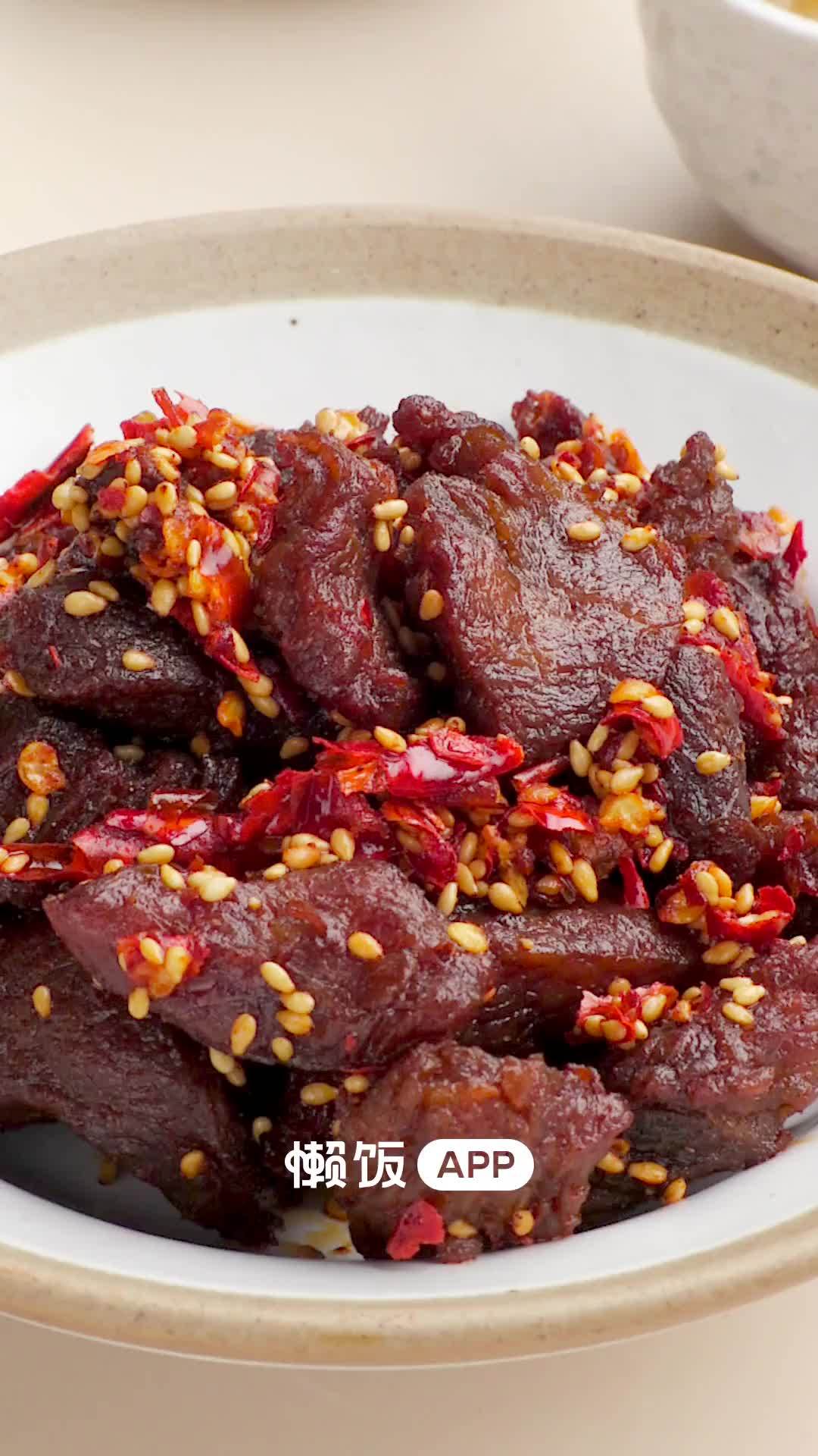 吃在许昌「麻辣牛肉干」自己做的牛肉干才最放心嘛!按照配料来做,味道超级好哦。一口一个,吃起