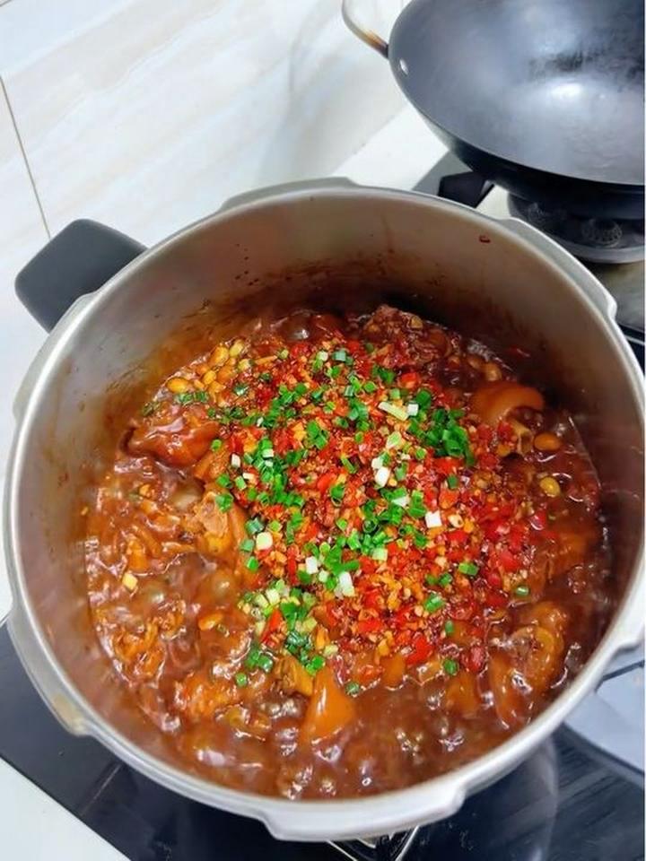黄豆炖猪脚超好吃，黄豆拌饭堪称一绝