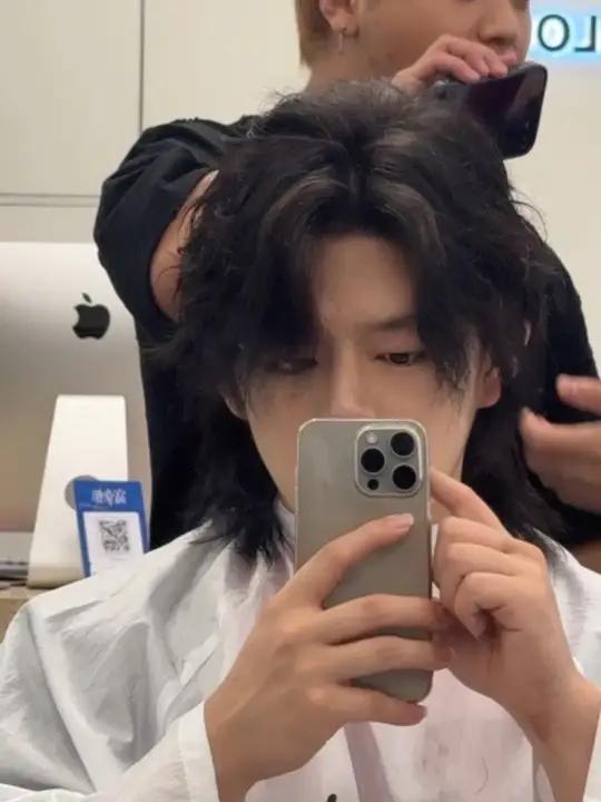 适合长发男生的发型推荐狼尾鲻鱼头莱斯利卷发