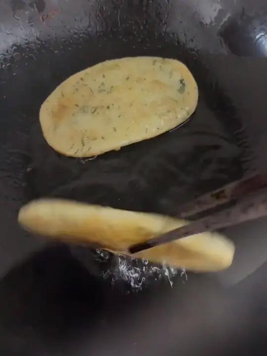 去过宁波才知道,这个香葱年糕是他们那的特产,外皮是酥酥脆脆的,里面糯叽叽的,真的超好吃