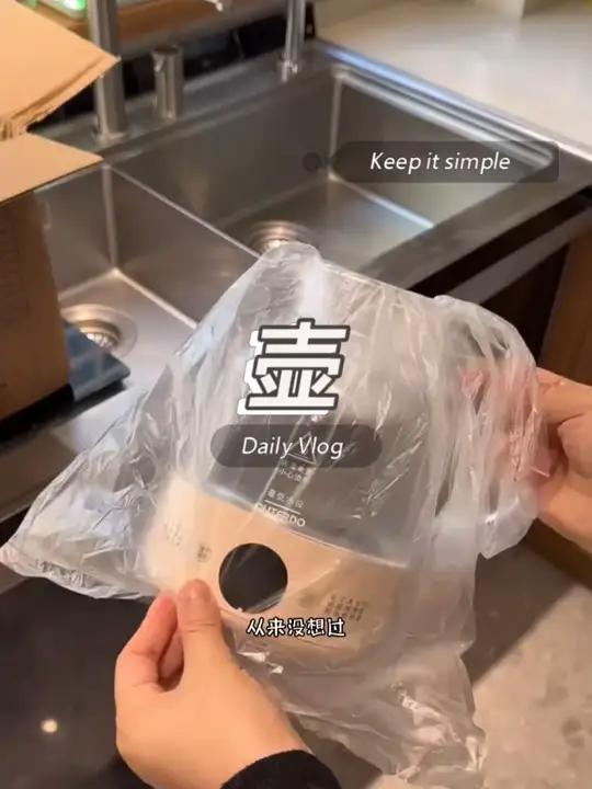 我还是更偏爱一体式的养生壶，能煮茶煲汤炖银耳，在家或办公室随时来上一壶，润润的很舒服 养生