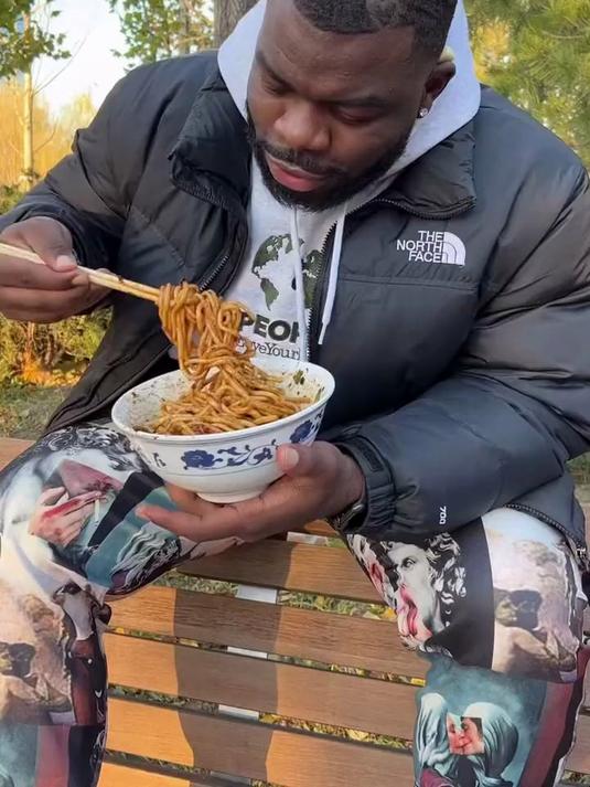 当老外遇到老北京炸酱面