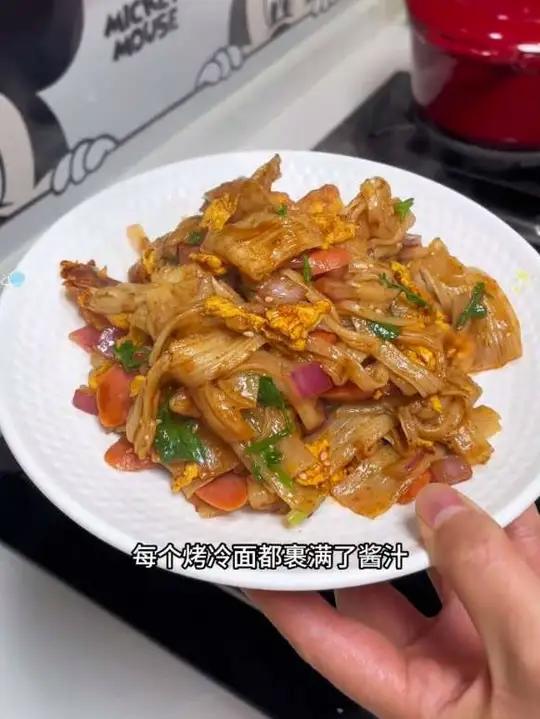 孩子爱吃烤冷面在家做特别简单,劲道的面皮裹着浓郁的酱汁酸酸甜甜特别好吃