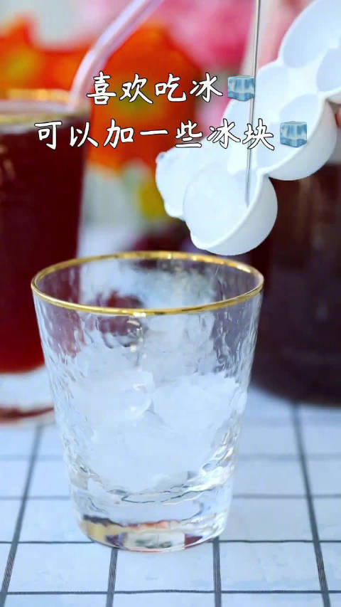 旅途下午茶「夏日必备～自制酸梅汤」自制酸梅汤酸甜适中,冰镇后饮用,不仅味道香甜,而且还能起