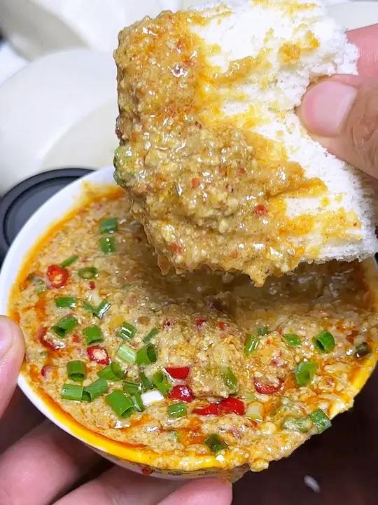 河南特产老式臭豆腐,闻着臭吃着特别香,夹馍夹饼真的太好吃好了,和小时候妈妈做的那个味道一样