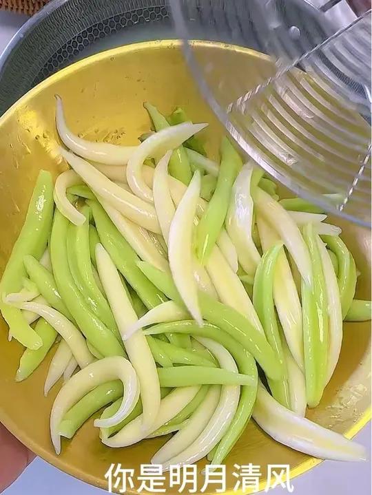 剪刀面是山西省的特色面食小吃,因制面工具用剪刀而得名,又因剪出的面条呈鱼形,亦叫剪鱼子