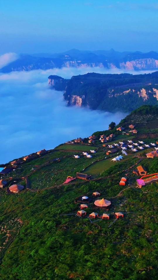 在贵州,有一个如诗如画的乌江源百里画廊化屋风景区。这里,碧水如镜,青山环绕,微风轻拂。乘船