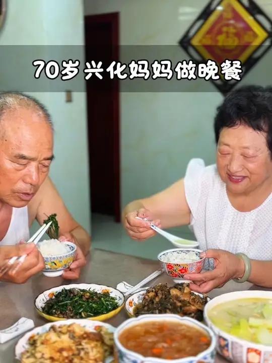 70岁的兴化妈妈晚餐四菜一汤 螺丝肉涨鸭蛋，鹌鹑烧雪菜，瓠子虾米汤很甜「色」「色」