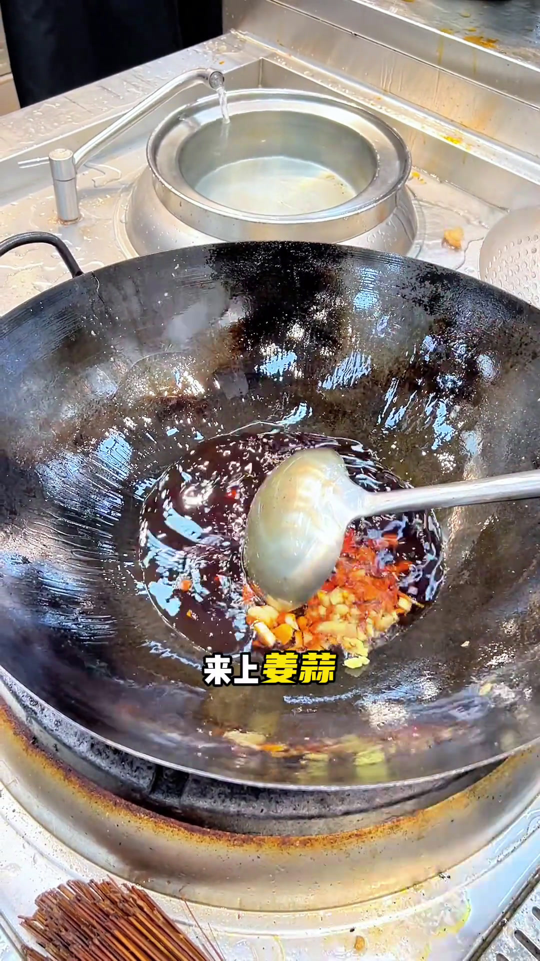 重庆烧鸡公火爆全国的重庆老盘江湖菜，做法可以给你参考，好不好吃你说了算。美食创作人美食教程