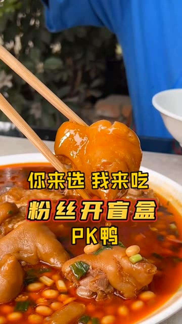 乡坝头啃鸭脖子超香,饭点时人满为患
