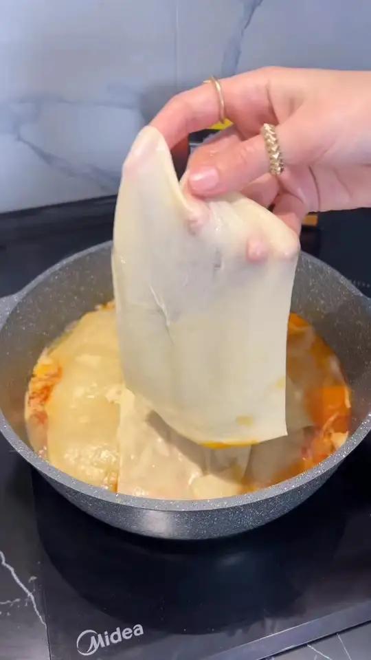 「草原碳水炸弹！哈萨克焖面香到舔盘！一锅焖出天山味！」 食材准备：宽扁面300g｜羊肉20