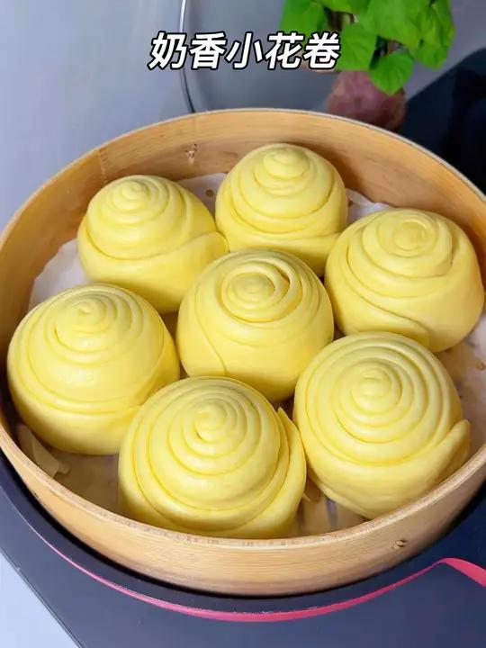 超软的奶香味小花卷 我家孩子喜欢吃的面食就是这个小花卷，做法简单，一次发酵就可以，蓬松喧软