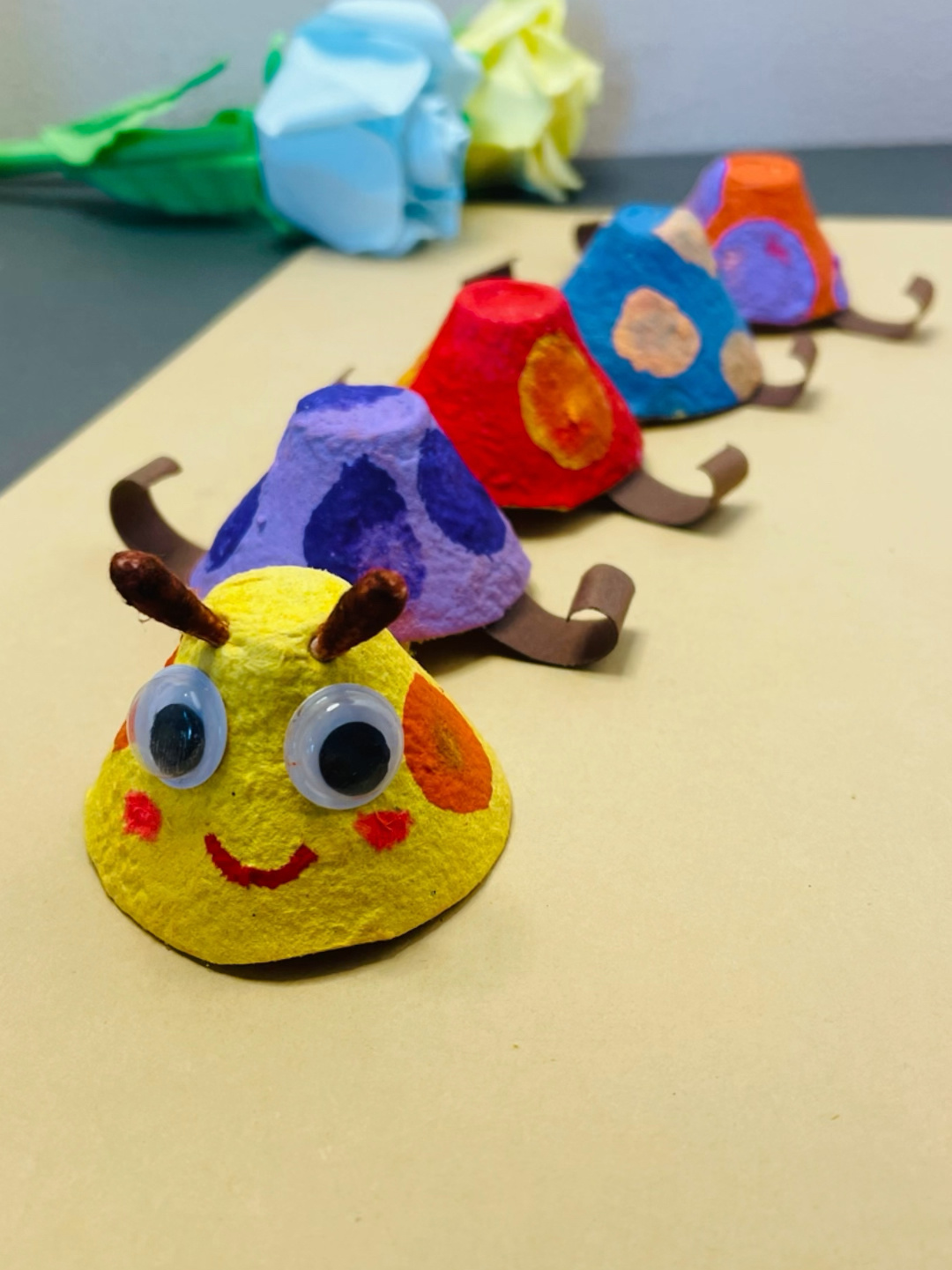 鸡蛋托做毛毛虫