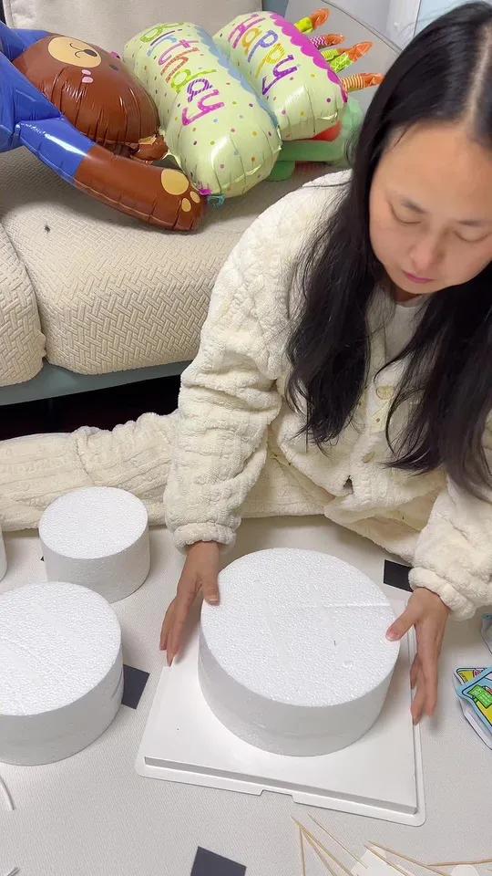 睡醒看到零食蛋糕一定会很开心吧～生日的仪式感，不需要很多钱，但一定要很多爱5岁生日布置零食