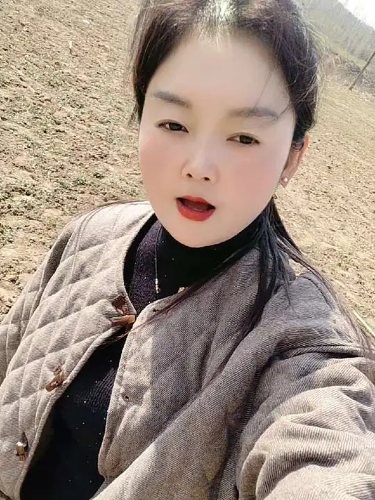 又来挖野生荠荠菜啦,不管多少,享受挖菜好心情!