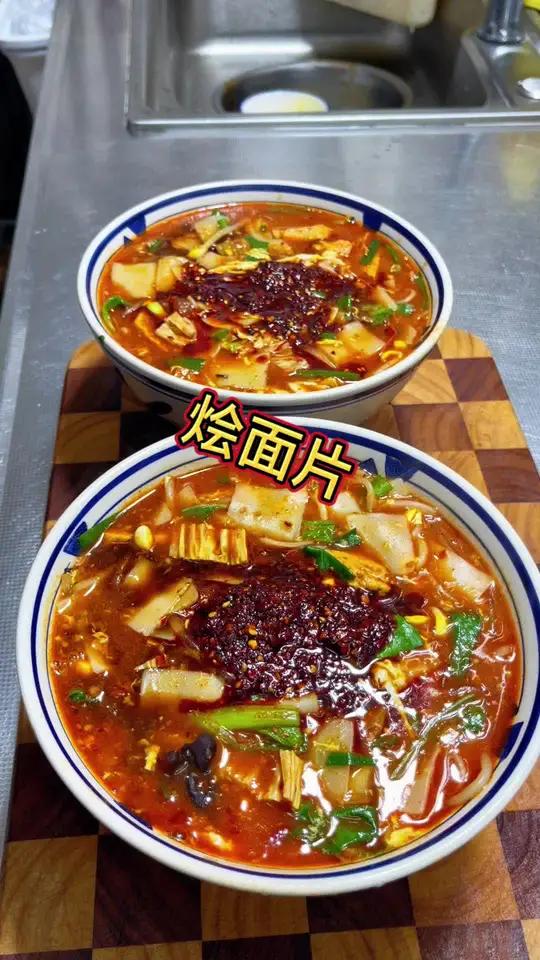 天气冷了,东北人吃的是铁锅炖,四川人吃的是火锅,北京人吃的是涮羊肉,陕西人吃的是煎货的烩面