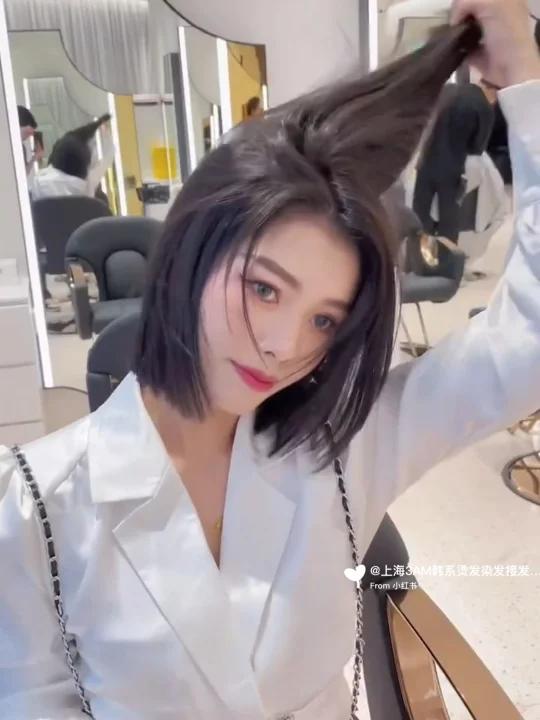 适合圆脸女生中长发初恋头 减龄少女感|长度到锁骨处的位置、发尾做出c型微卷、简单耐看、无需