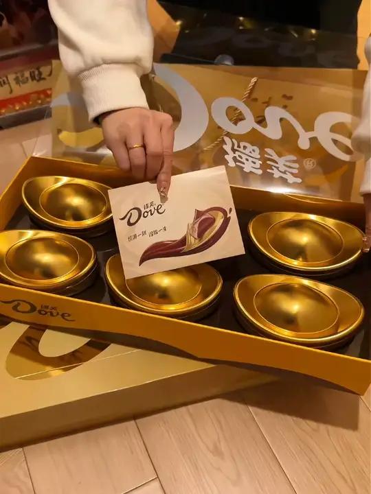 啊啊啊！谁能拒绝这么有新年仪式感的巧克力金元宝礼盒呀～好羡慕 想拥有！