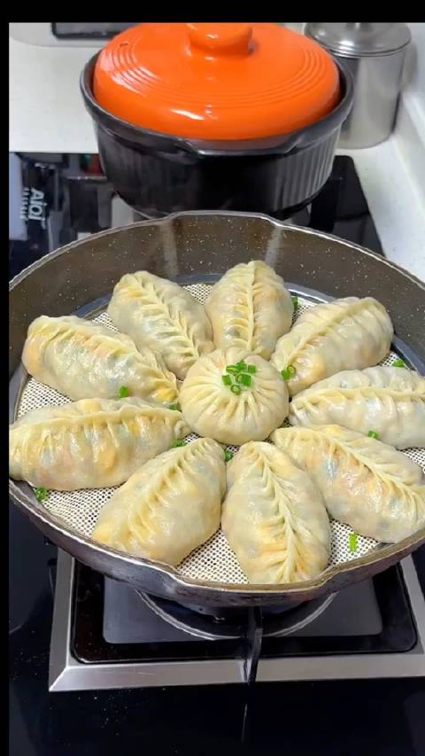 春天的韭菜最鲜甜,又香又嫩,好适合包饺子,好幸福的一餐  美食推荐 花样面点 贯彻二十大辽