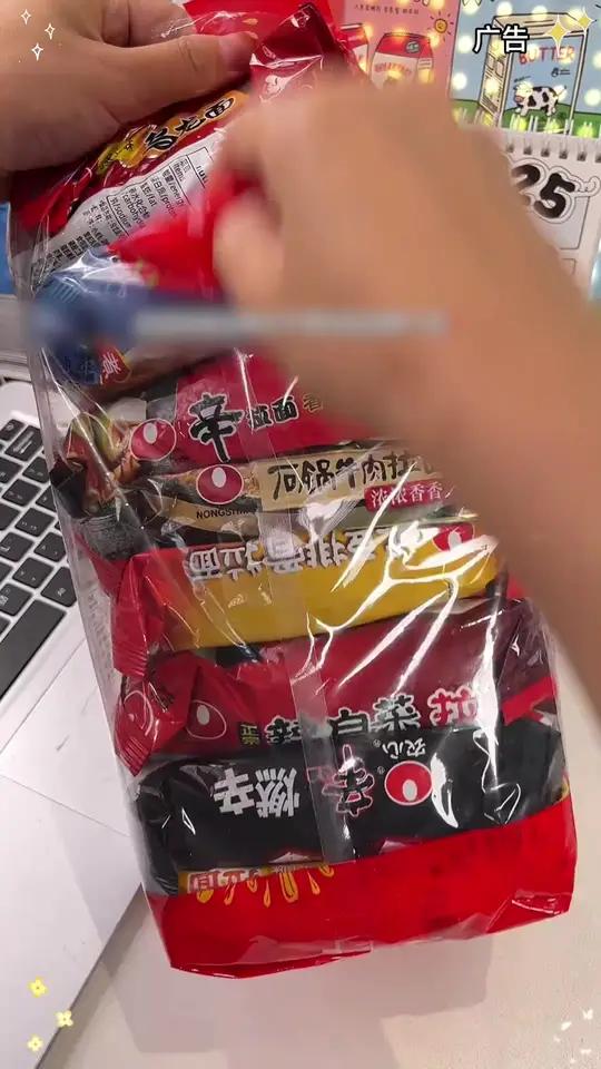 回购了N次的辛拉面组合装！8个口味直接一次吃到！一周不重样！粗粗的面条吸满了汤汁劲道爽滑！