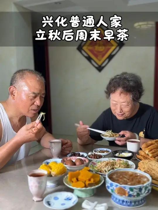 兴化普通人家周末喝早茶，烧饼包油条是小时候的味道「色」