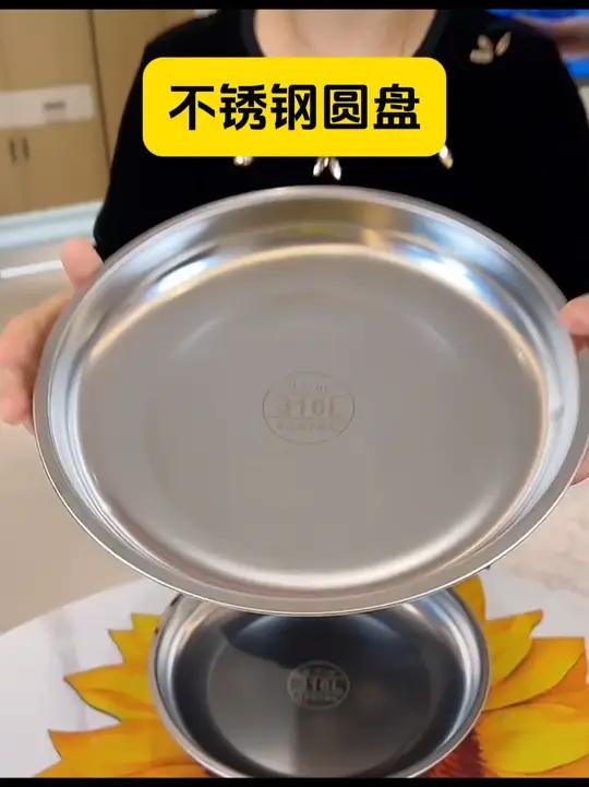 吃瓜,小龙虾,海鲜都实用,关键结实又抗造,还是加深的,装带汤汁的都没问题,当个配菜盘也不错