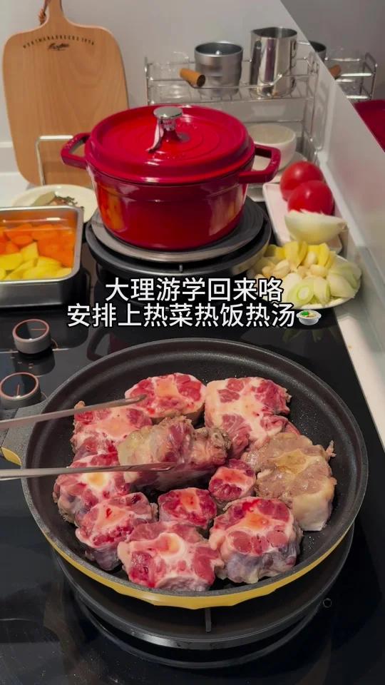 三人四餐|红烧牛尾骨搭配番茄肥牛煲!太爱了