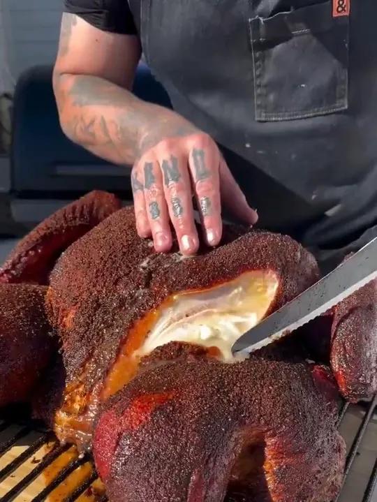 乍一看还以为是AI视频……国外大叔出了份“烤火鸡”教程，切开焦脆的外皮，就有喷涌而出的黄油