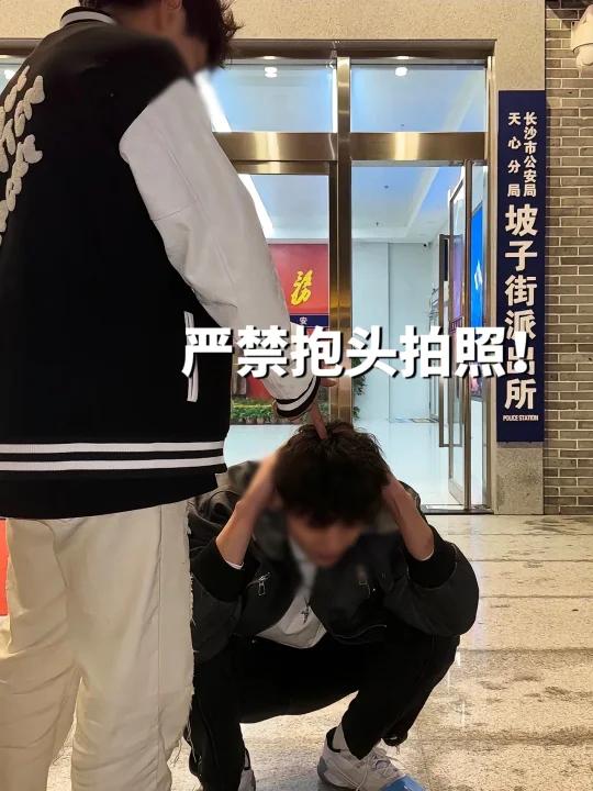 坡子街派出所提示游客文明打卡