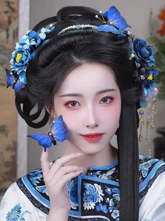 「一眼沦陷的国风美学」当青花瓷的千年雅韵遇上清汉女的婉约风骨,这件爆款直接封神!素白为底,